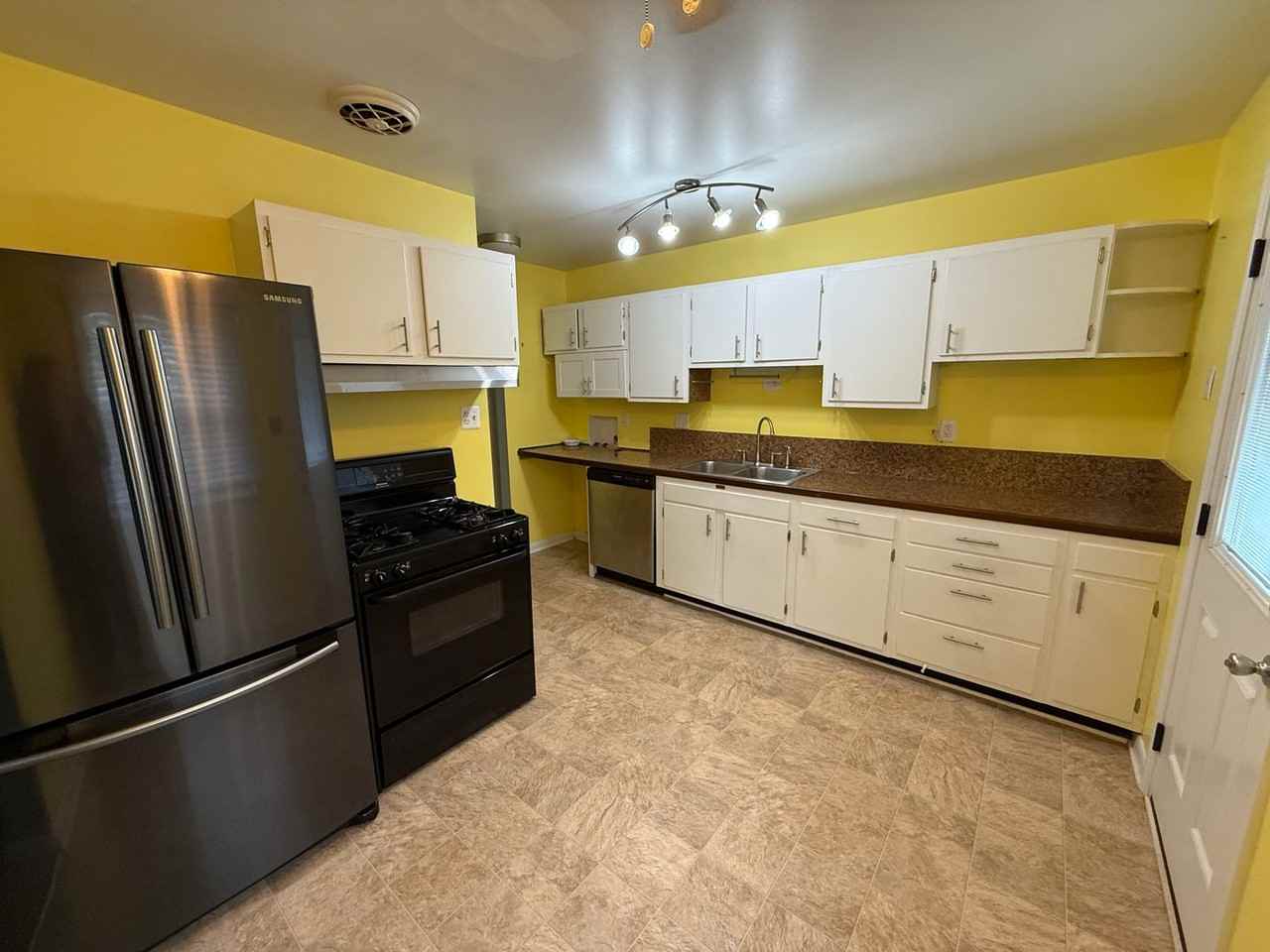 2431 Proctor Knott Dr - Photo 2 of 14