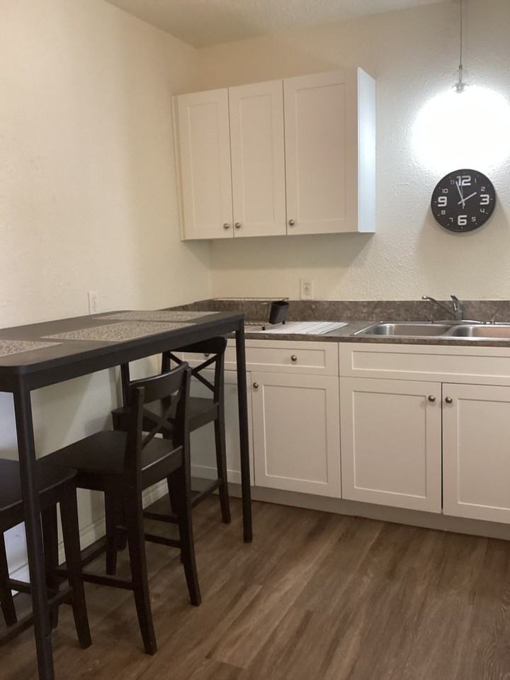 1717 W 17th St - Photo 5 of 13