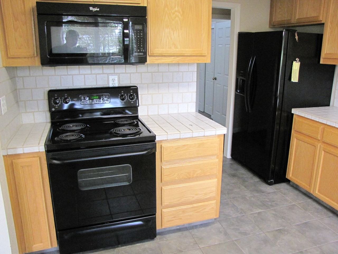 1431 W Elm St - Photo 3 of 12