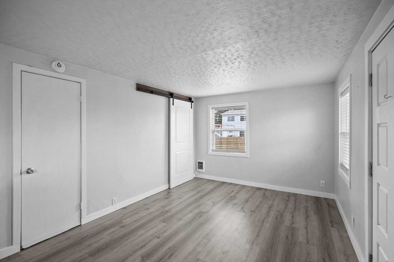 1654 E Rowan Ave - Photo 2 of 27