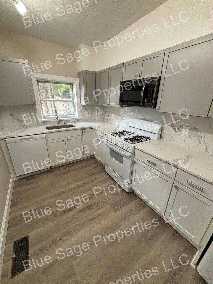 126 Beech St - Photo 3 of 15