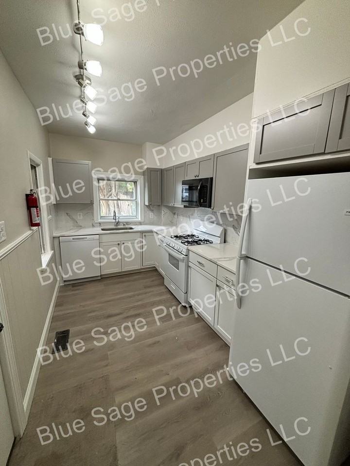 126 Beech St - Photo 4 of 15