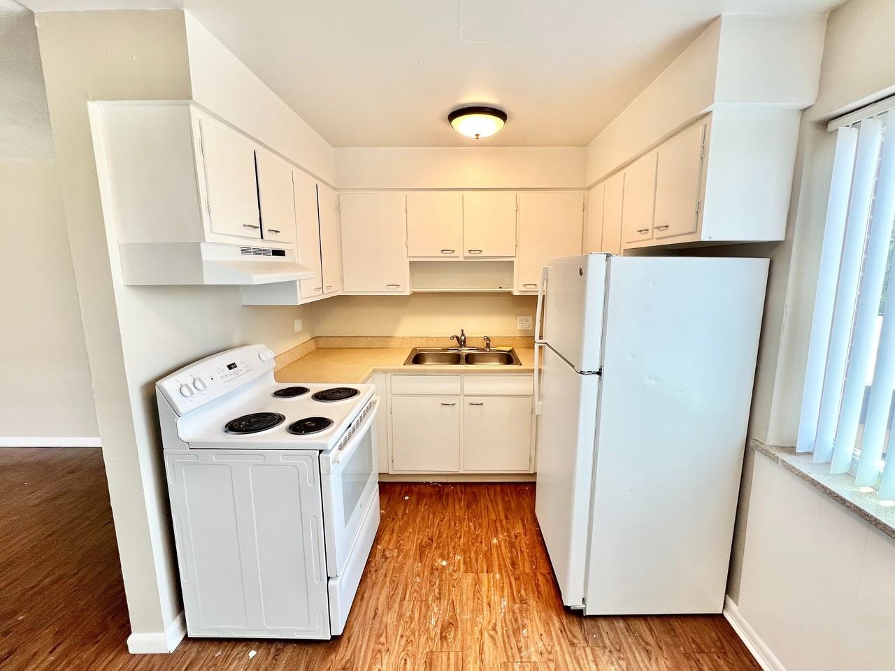 Bonneville Apts - Photo 6 of 49
