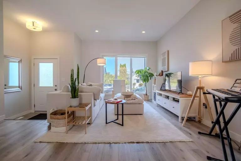 16 Essex Ave #16 - Photo 2 of 8