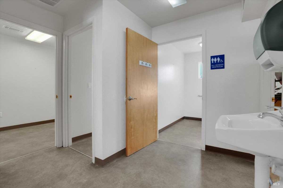 490 E L St - Photo 4 of 15