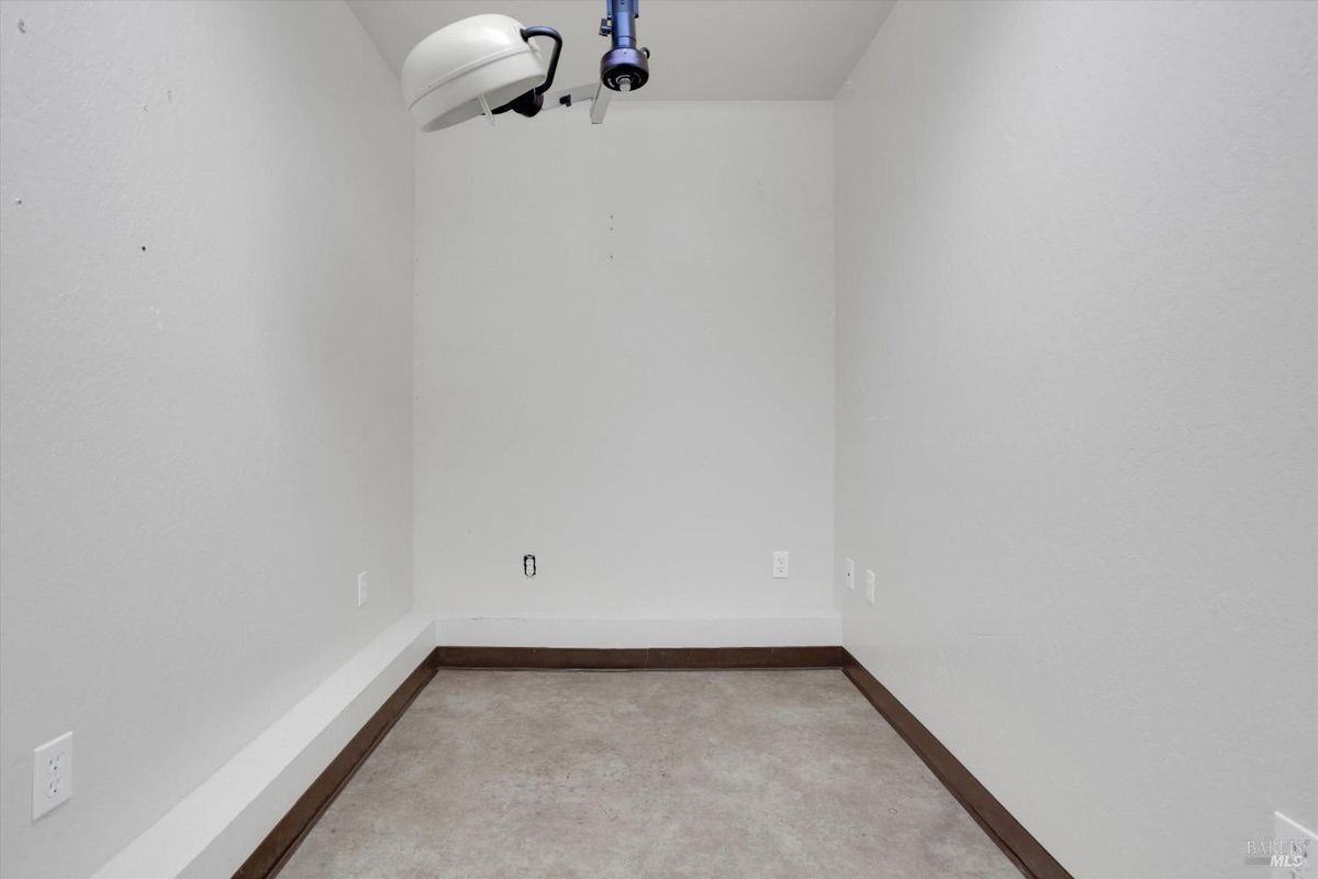 490 E L St - Photo 5 of 15