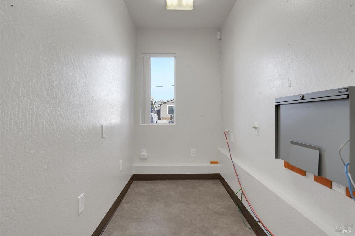 490 E L St - Photo 6 of 15