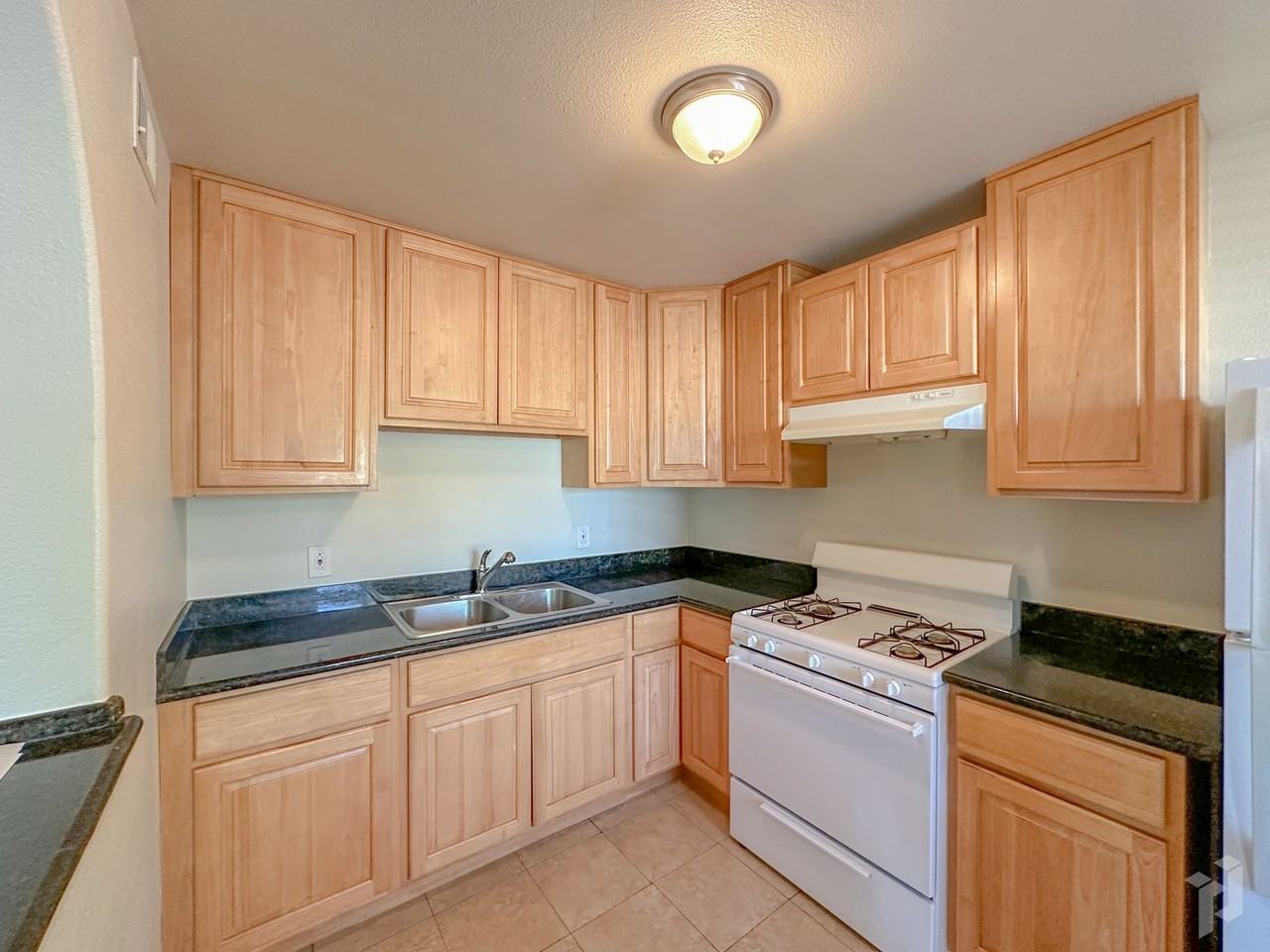 1105 8th St - Photo 2 of 8