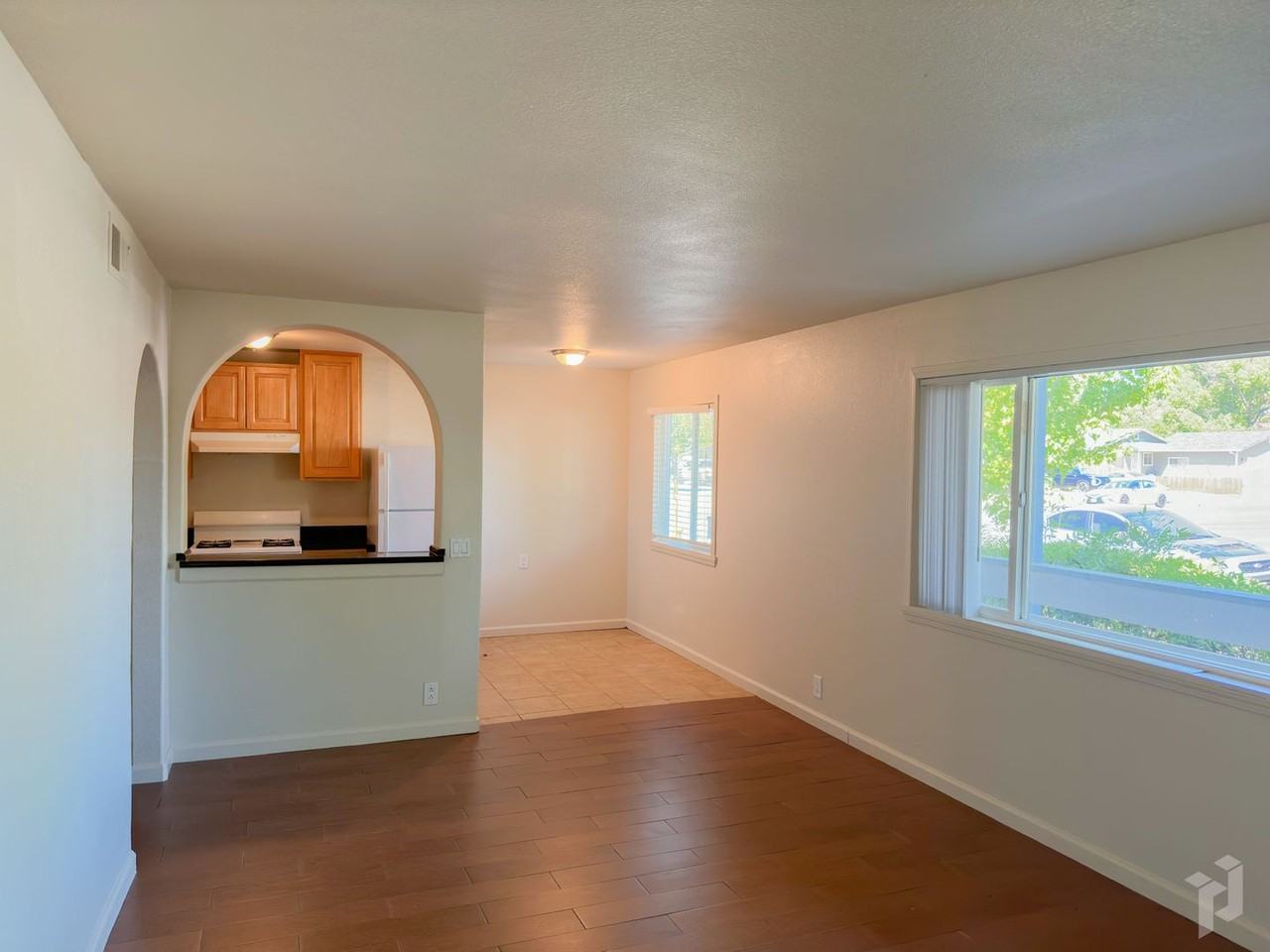 1105 8th St - Photo 4 of 8
