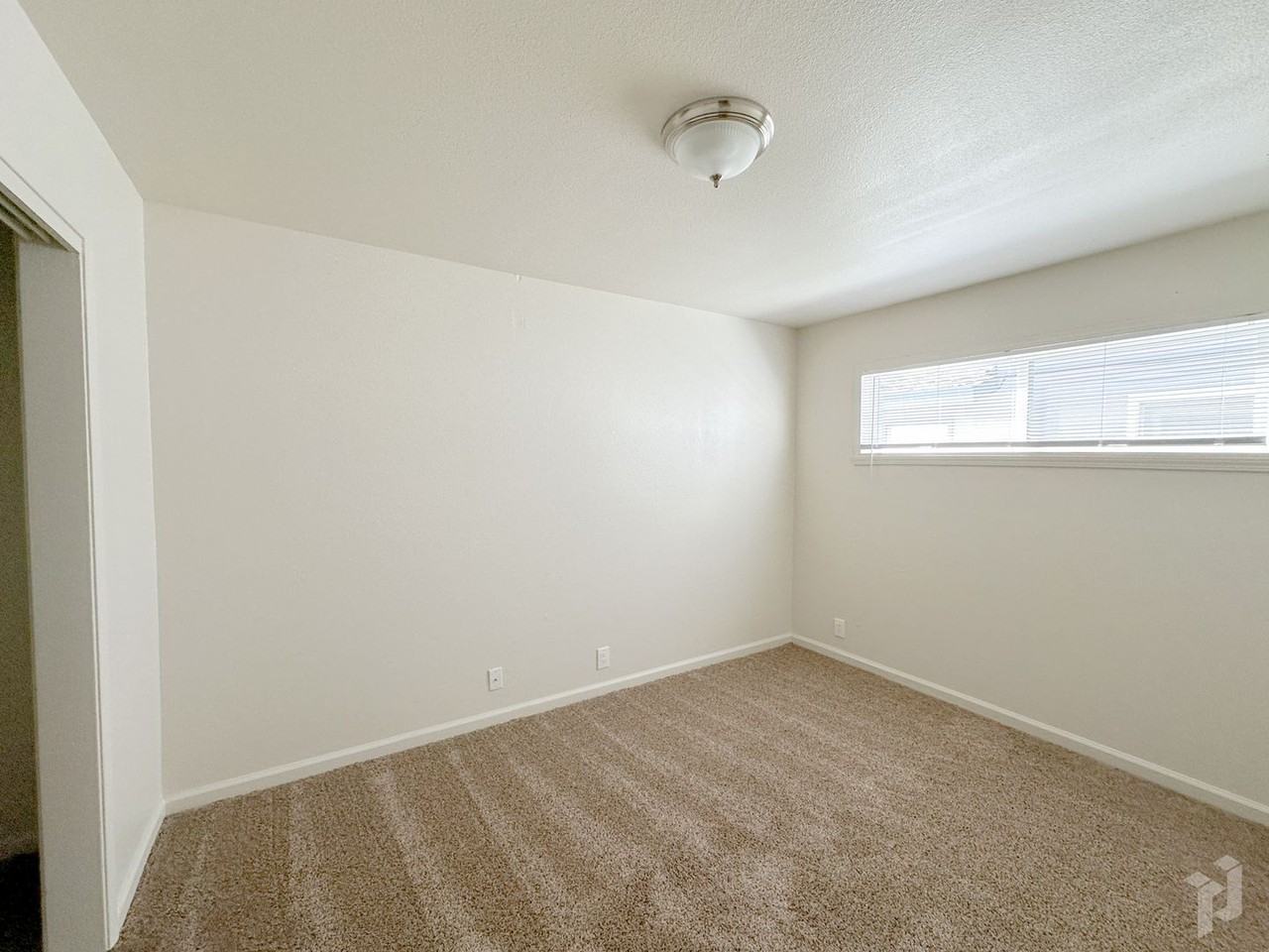 1105 8th St - Photo 5 of 8