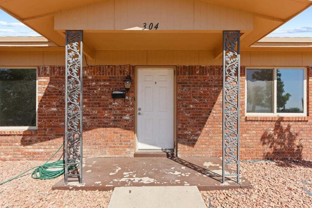304 Carnival Dr - Photo 4 of 38