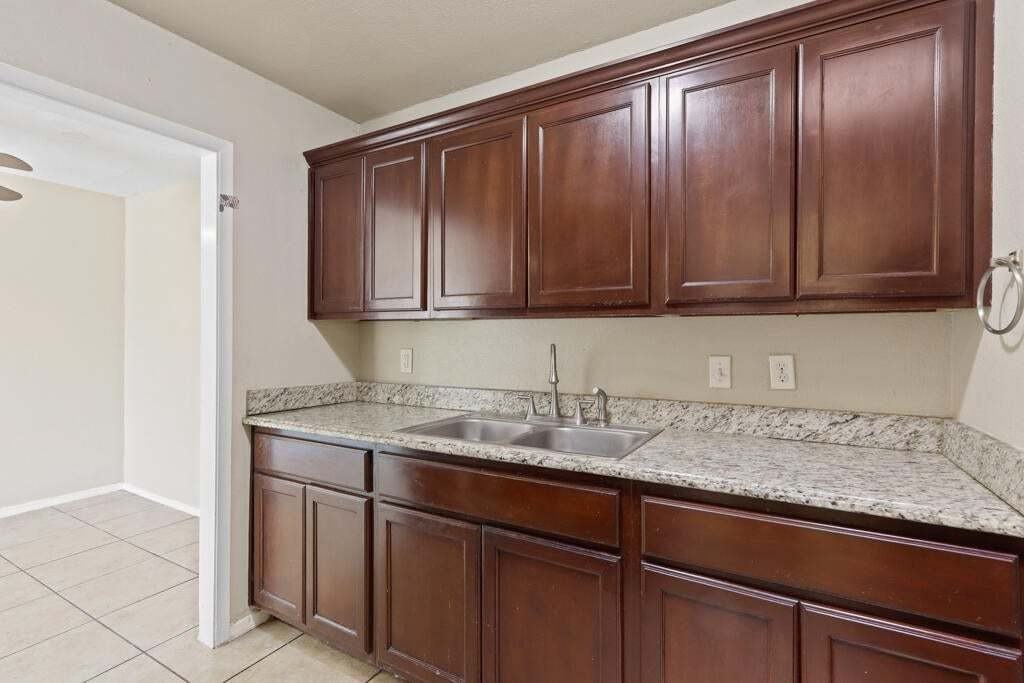 304 Carnival Dr - Photo 5 of 38