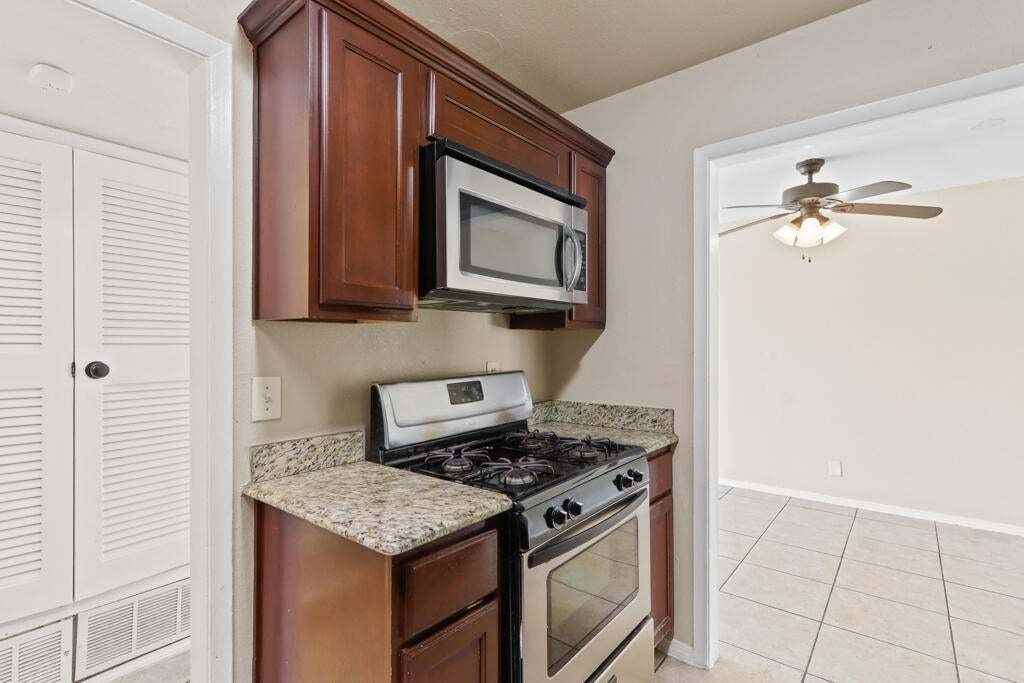 304 Carnival Dr - Photo 6 of 38