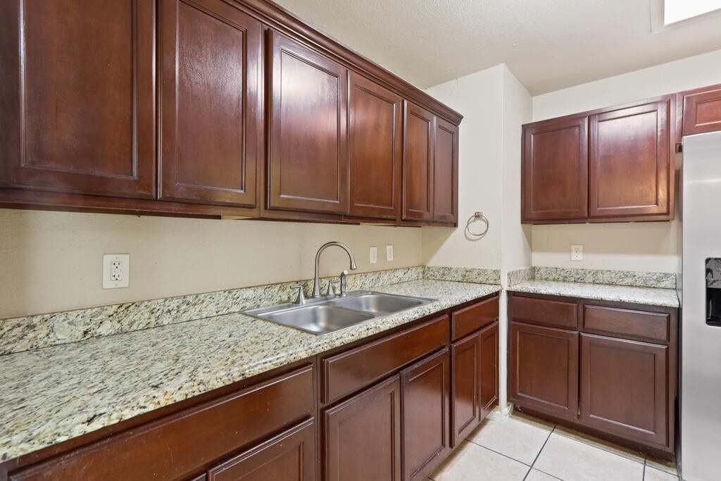 304 Carnival Dr - Photo 7 of 38