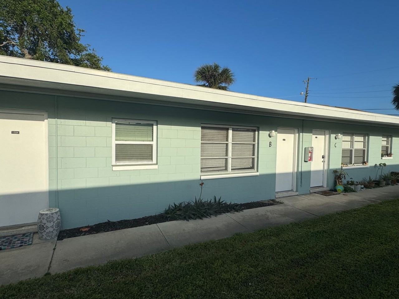 139 Roosevelt Ave Apt B - Photo 3 of 17