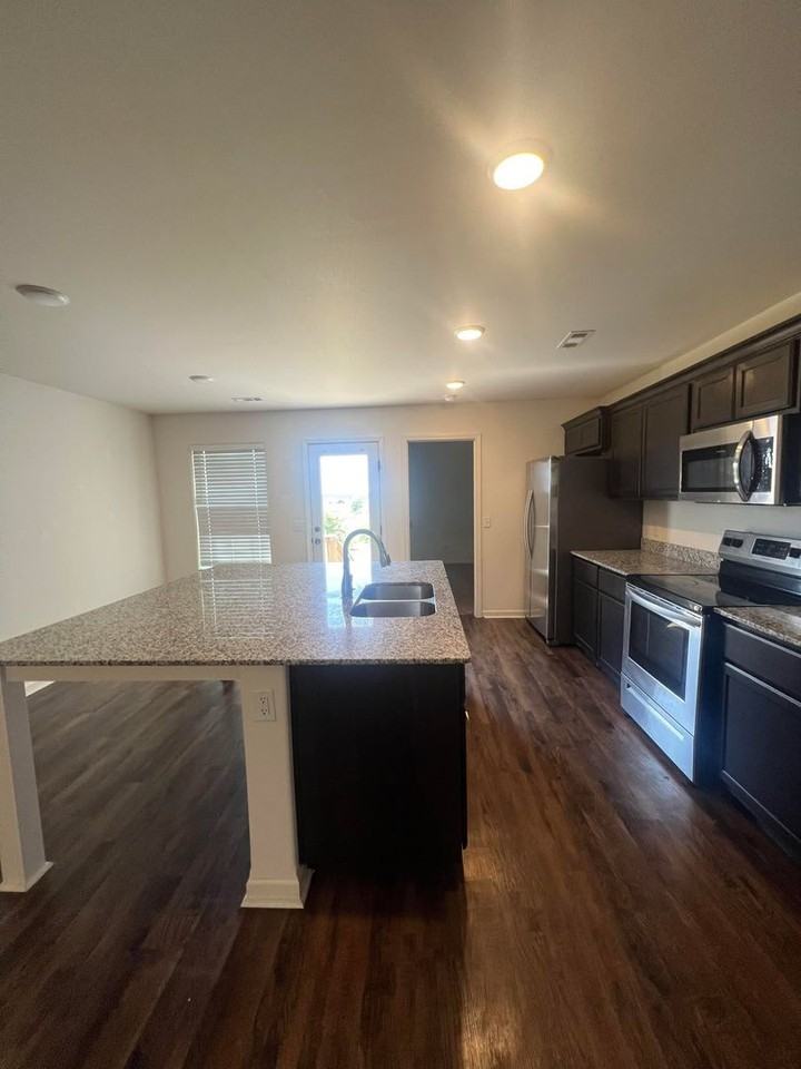 518 S Walnut St - Photo 3 of 16