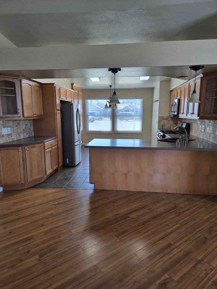 814 Heath Ct - Photo 3 of 24