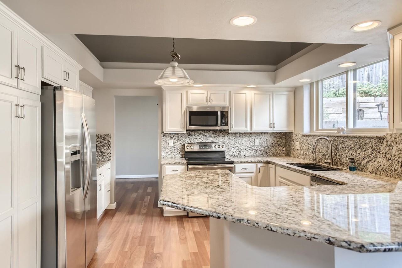 853 S Coors Dr - Photo 2 of 15