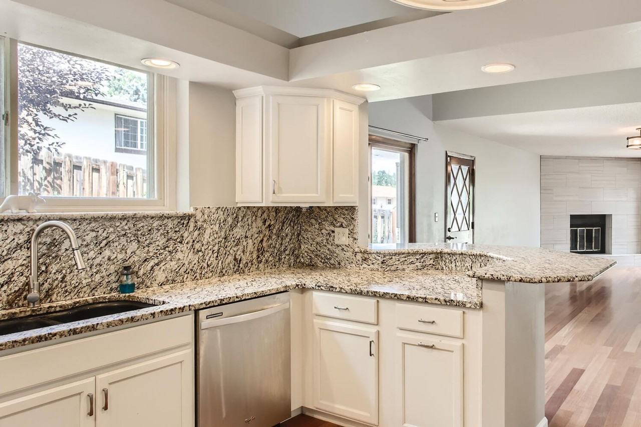 853 S Coors Dr - Photo 3 of 15