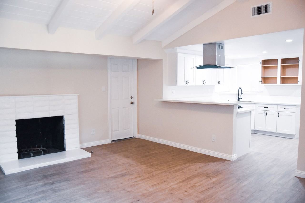 2318 E Coolidge Ave - Photo 6 of 50