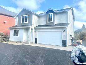 985 Se Golden Eagle Ave - Photo 1 of 1