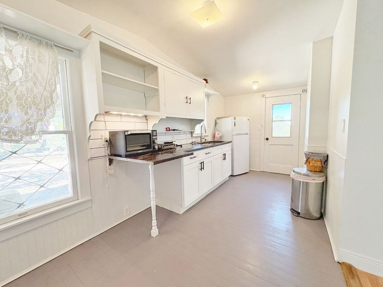 401 11th St E - Photo 3 of 11