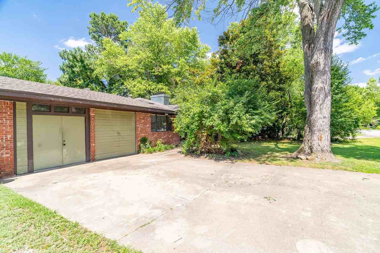 2328 W Berry St - Photo 2 of 19