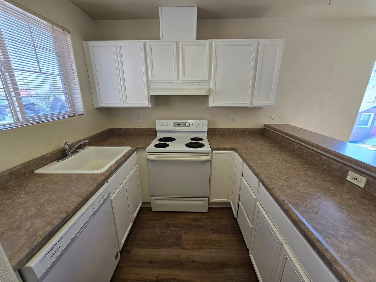 449 Holcomb Ave - Photo 4 of 15