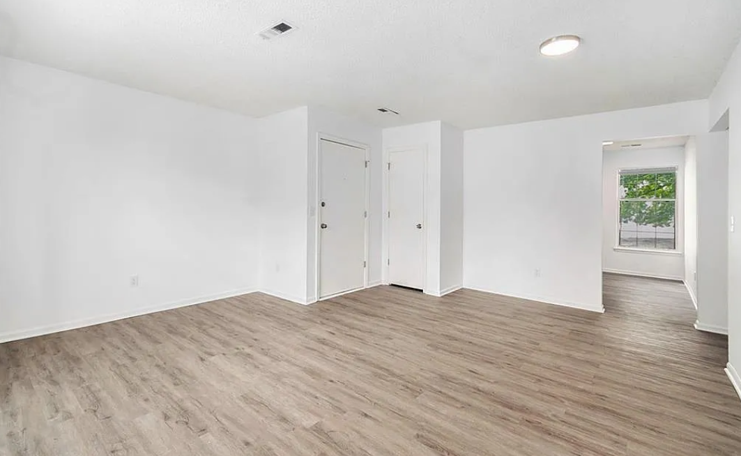 1312 Nw Valley Woods Ct #D - Photo 2 of 10