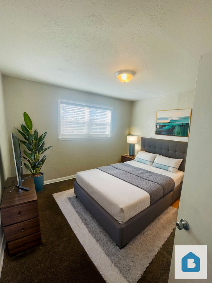 1104 W 29th St - Photo 3 of 16