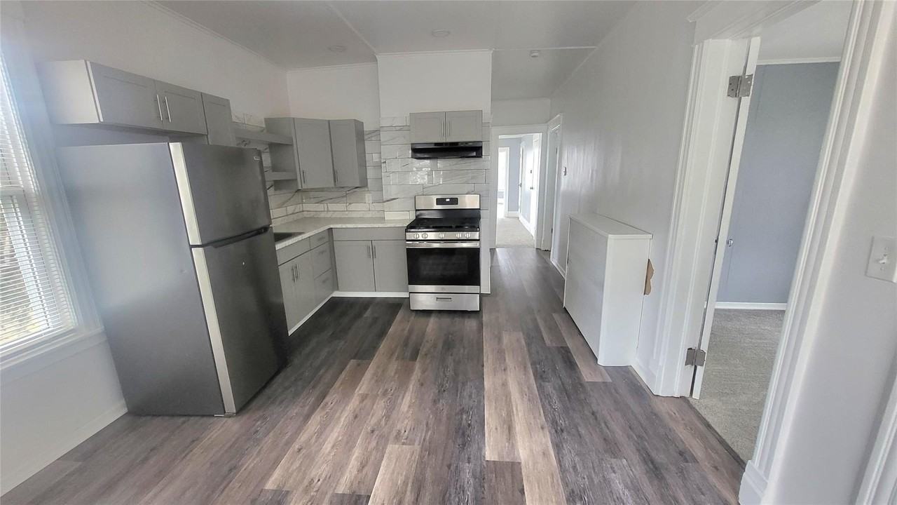 14 Thompson St Apt 2 - Photo 2 of 20