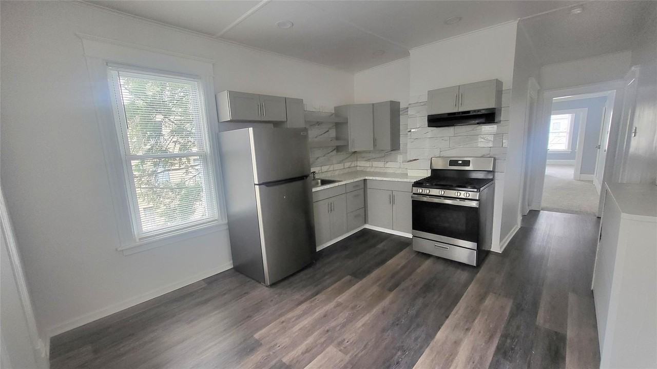 14 Thompson St Apt 2 - Photo 3 of 20