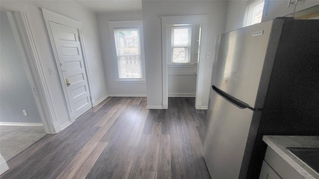 14 Thompson St Apt 2 - Photo 6 of 20