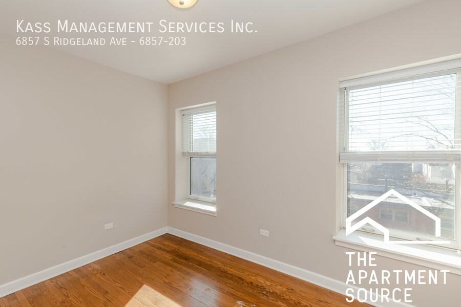 6853 S Ridgeland Ave #302 - Photo 5 of 14