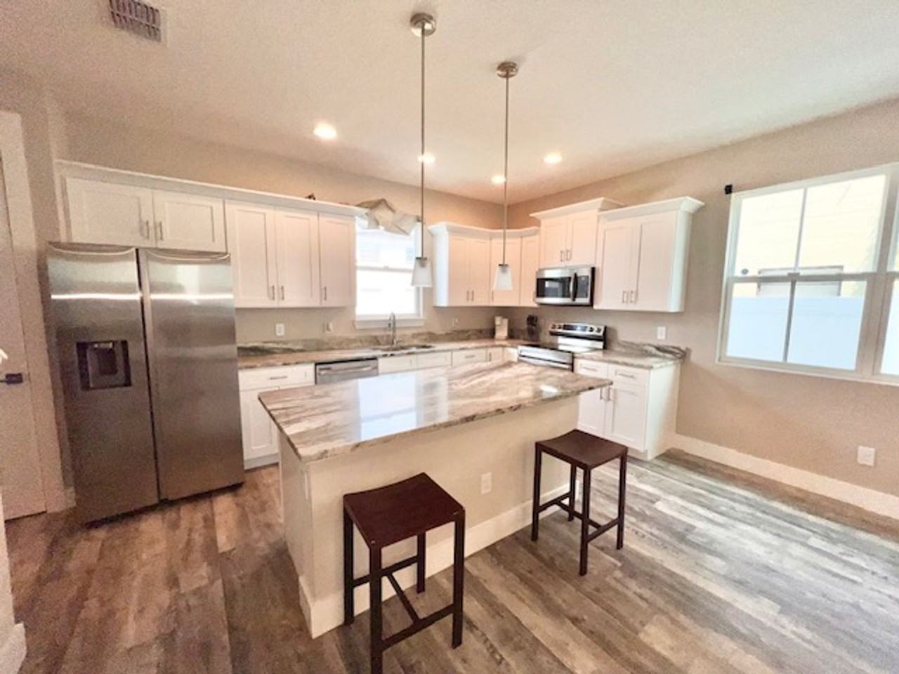 907 Randall St - Photo 3 of 18