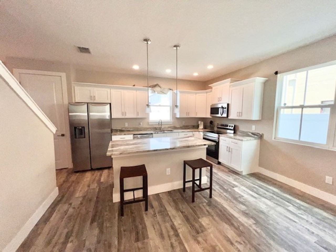 907 Randall St - Photo 4 of 18
