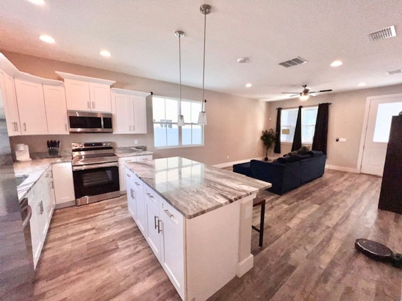 907 Randall St - Photo 5 of 18