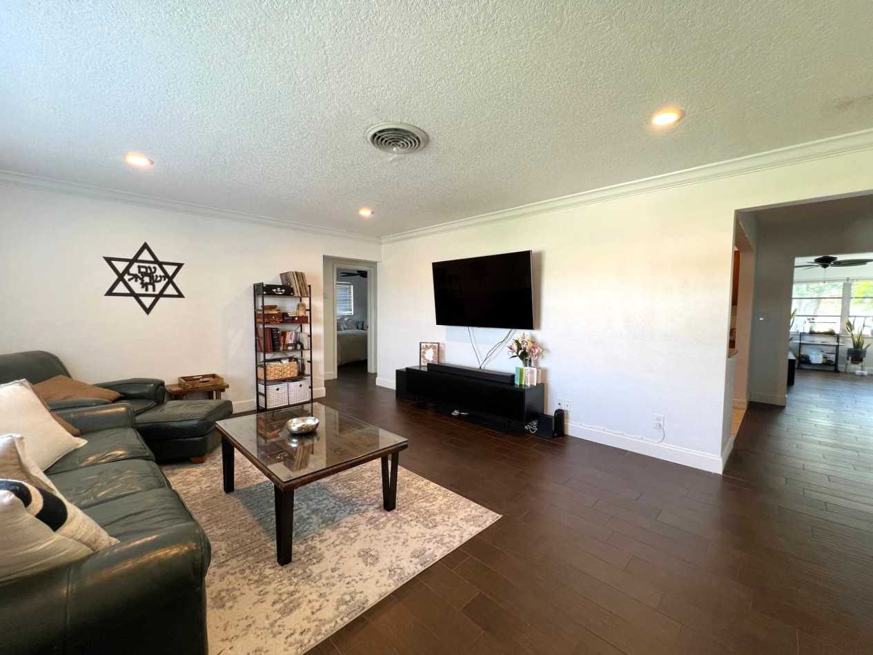 1110 41st Ave Ne - Photo 3 of 24