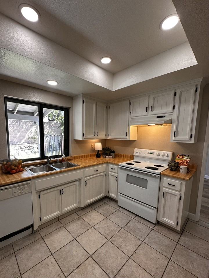 3765 Comstock St - Photo 2 of 16