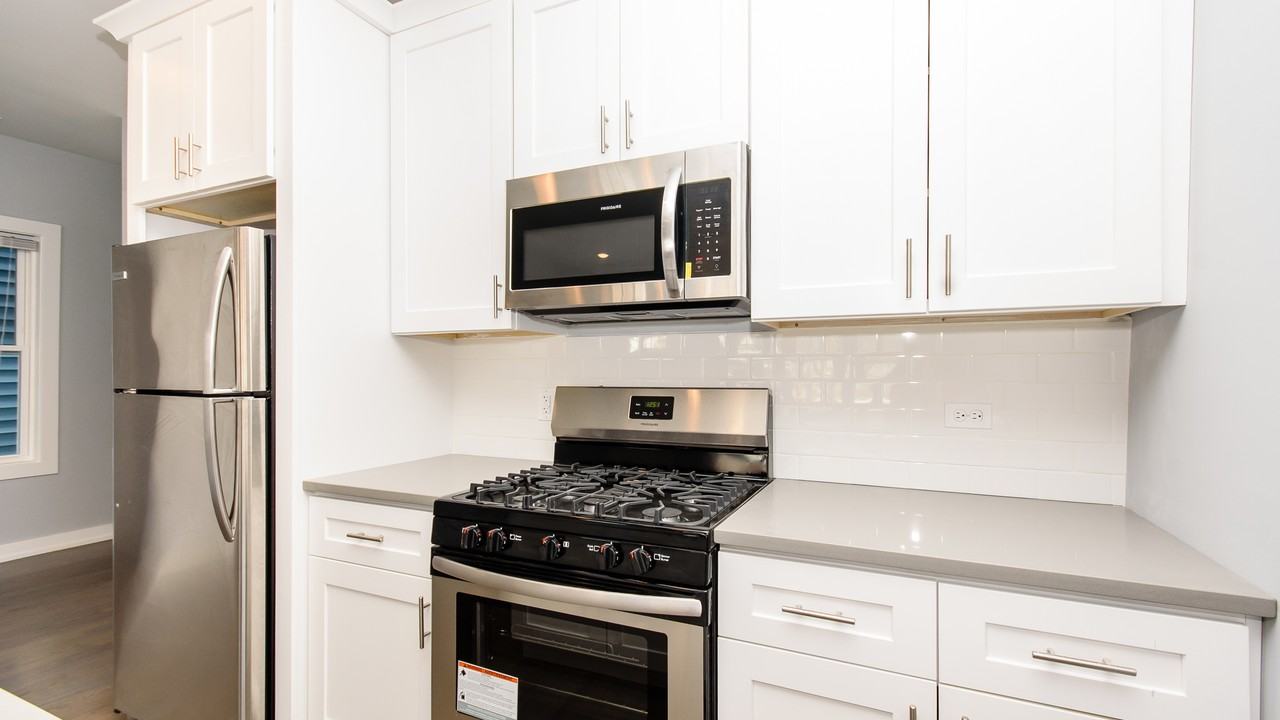 1619 N Maplewood Ave #1F - Photo 2 of 8