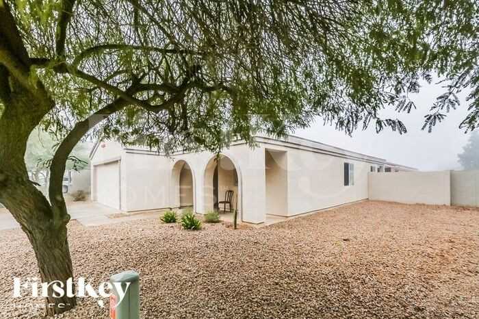 8330 W Hughes Dr - Photo 2 of 15