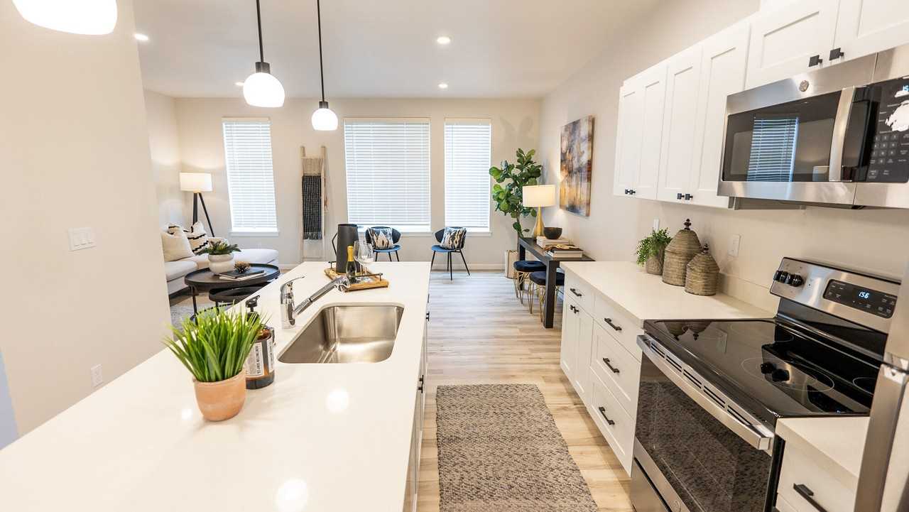 South Warner St Apts - Photo 2 of 23