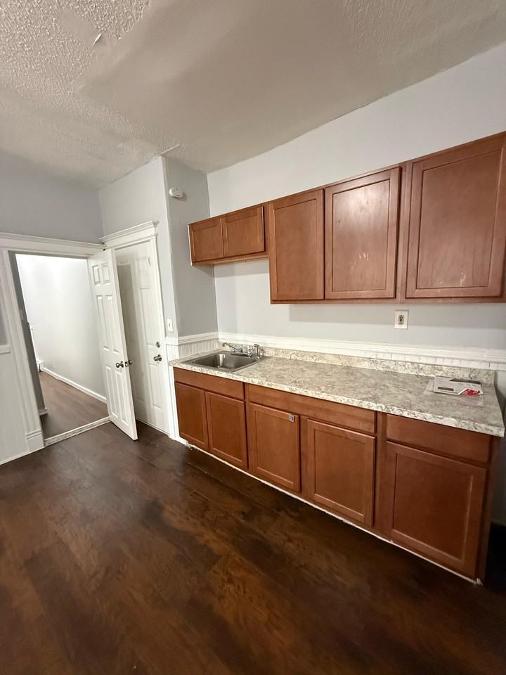 197 Glen Street - Photo 7 of 16