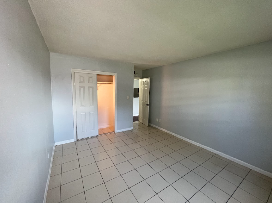 NEW CASTLE APARTMENTS LLC - Photo 5 of 22