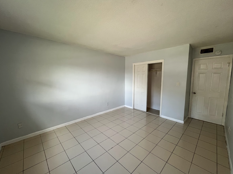 NEW CASTLE APARTMENTS LLC - Photo 6 of 22