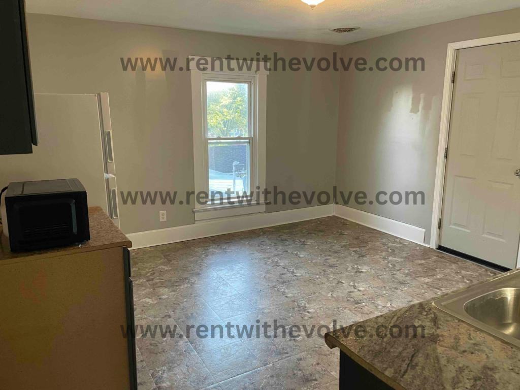 450 1/2 E Carl St - Photo 3 of 9