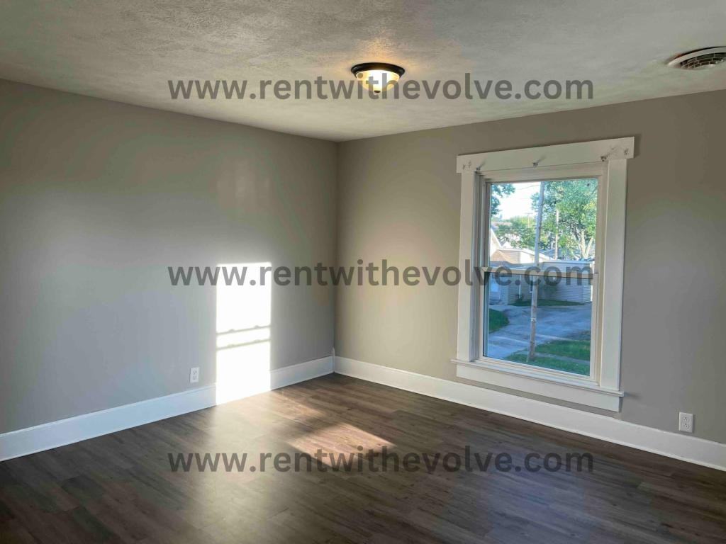 450 1/2 E Carl St - Photo 4 of 9