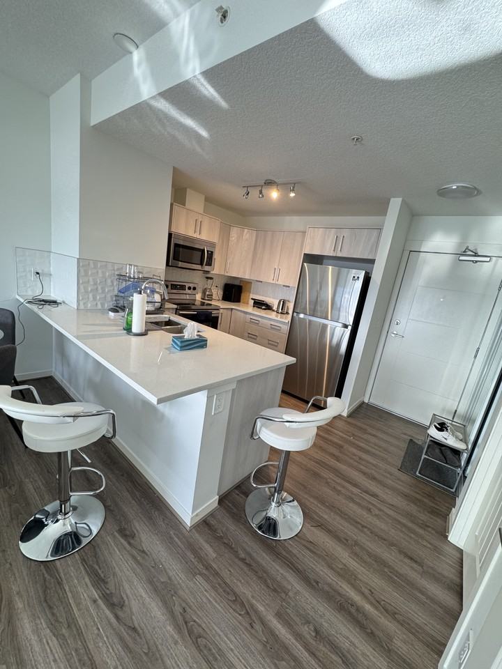 10215 95 St Nw - Photo 2 of 8