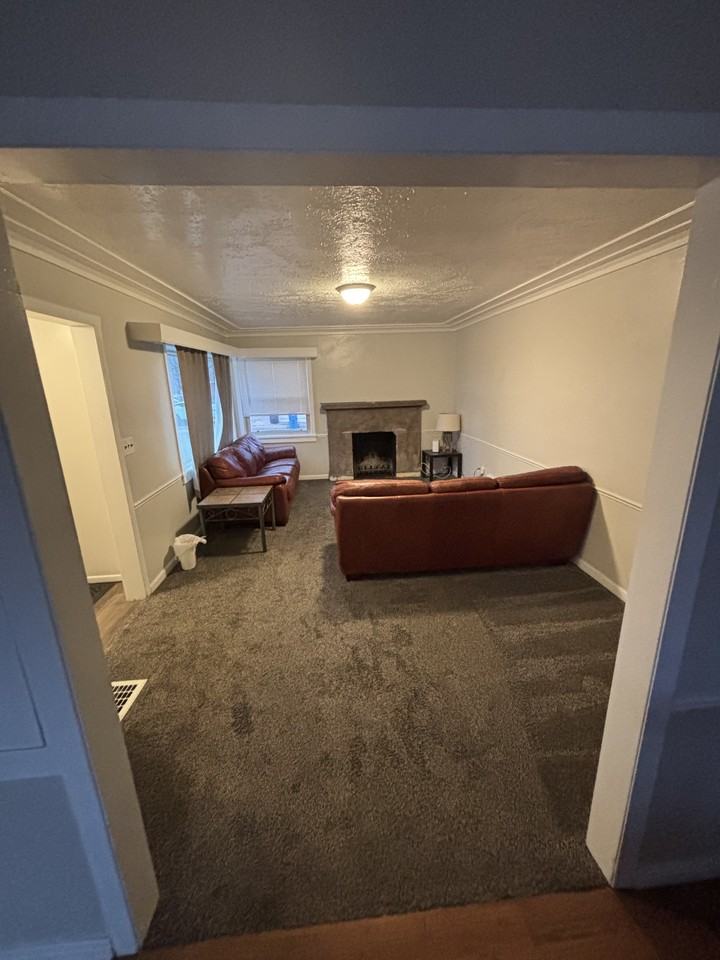 966 N 200 E - Photo 2 of 8