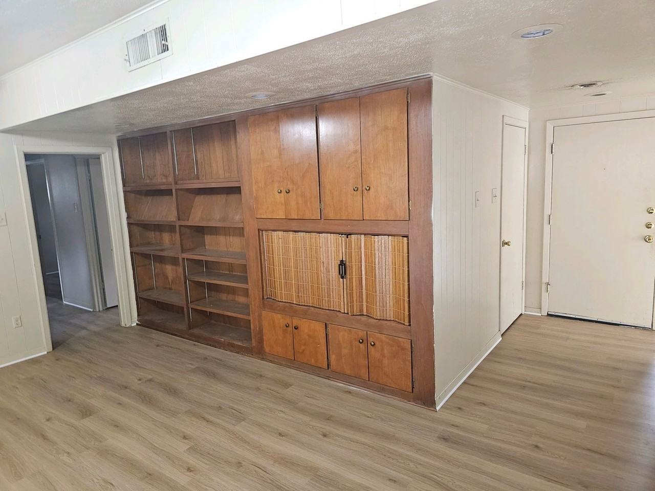 1402 Laura Ln - Photo 3 of 21